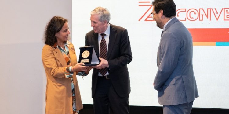 Collahuasi recibe premio del Instituto de Ingenieros de Minas por su aporte a la formación técnico profesional minera