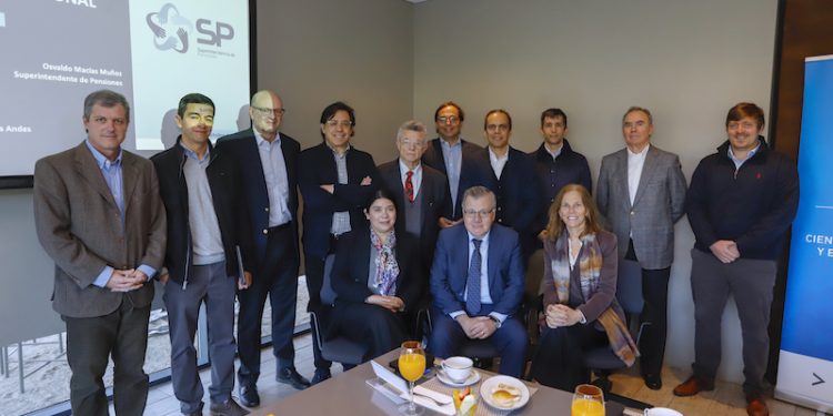 Expertos analizaron la puesta en marcha de la reforma previsional con el Superintendente de Pensiones