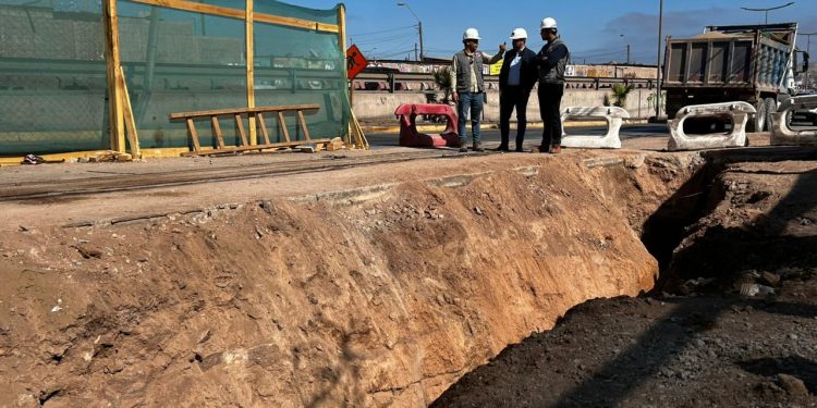 Avanzan obras del colector de alcantarillado en Avenida Las Parcelas de Alto Hospicio
