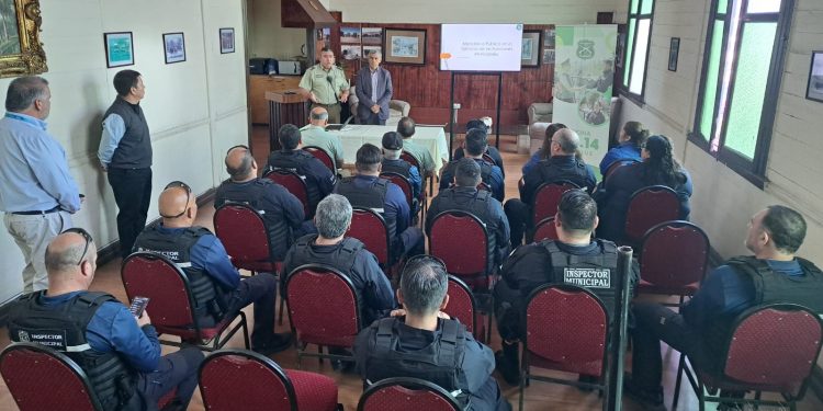OS-14 de Carabineros capacita a personal municipal