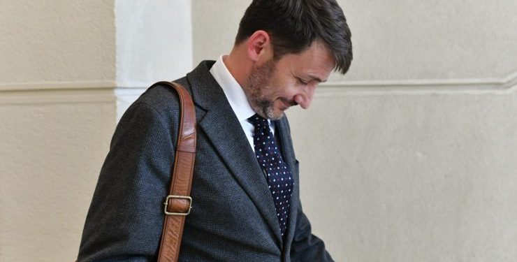 Ministro de Energía renunció al cargo en medio de la polémica por el cobro en las cuentas de luz