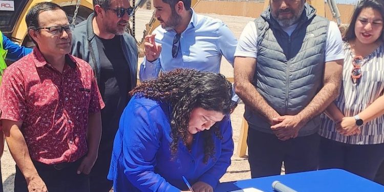 Futuros vecinos junto a autoridades colocan primera piedra del Conjunto Habitacional Pablo Neruda en Pozo Almonte