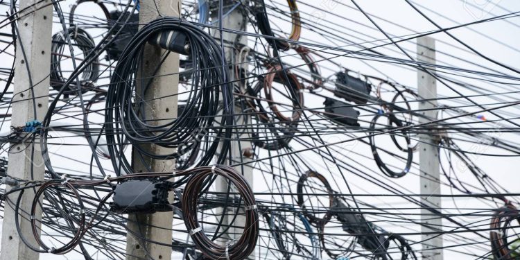 “Chao cables”: Ley obliga a las empresas a identificar, ordenar y retirar los cables aéreos y subterráneos en desuso