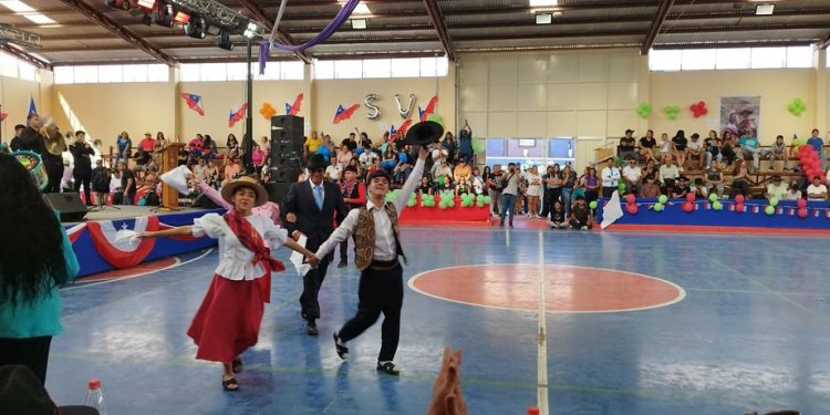 Estudiantes de Tarapacá participaron en certamen regional de Cueca Nortina y Central