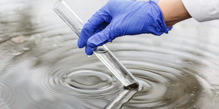 Científicos chilenos desarrollan un sistema nanométrico capaz de eliminar contaminantes invisibles del agua a partir de energía solar