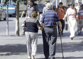 Rebaja de contribuciones a adultos mayores genera alivio tributario, pero tensiona finanzas municipales