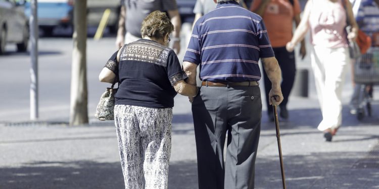 Rebaja de contribuciones a adultos mayores genera alivio tributario, pero tensiona finanzas municipales