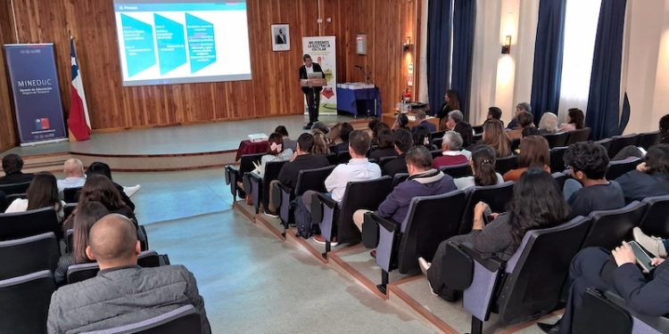 Mineduc Tarapacá analiza causas y desafíos del ausentismo y desvinculación escolar en la región