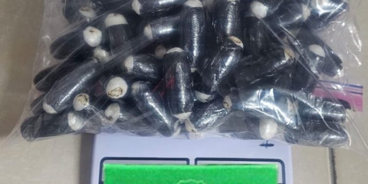 Pasajeras viajaban con casi 100 ovoidales adosados al cuerpo