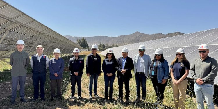 Alcaldes de Tarapacá visitan Parque Solar Comunitario en Talagante para fortalecer la autonomía energética local