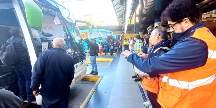 Dirección del Trabajo aplicó multas por $ 212 millones en fiscalización de buses interurbanos por fin de semana largo