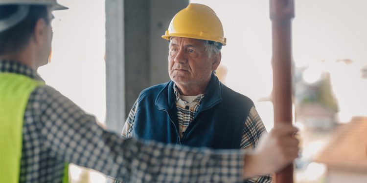 El desafío oculto de la construcción: Estudio alerta sobre envejecimiento de la fuerza laboral y la urgencia de la reconversión