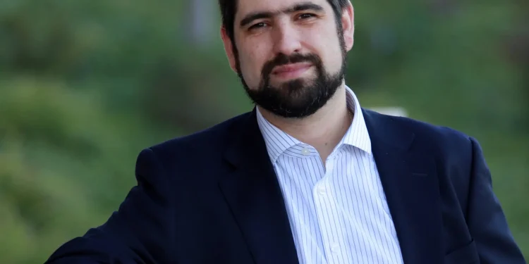 Aumenta el número de personas con amigos en Chile, pero también el de quienes se sienten solos