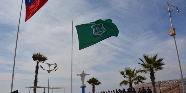 Bandera de Gendarmería flamea radiante en mástil de mirador de Alto Hospicio