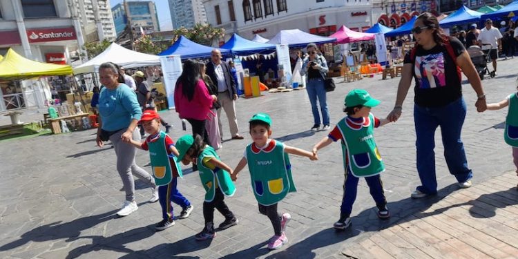 Feria Educativa “Vamos al Jardín” reunió a jardines infantiles públicos en Plaza Prat