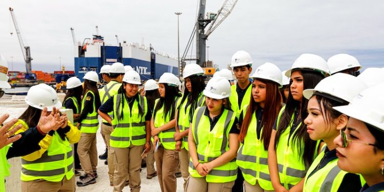 Estudiantes del Instituto del Mar conocieron las operaciones del Puerto en visita técnica