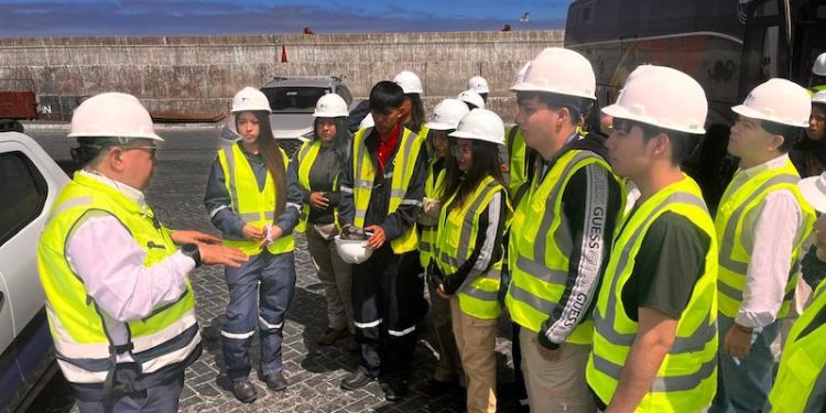 Estudiantes de Liceo Comercial vivieron jornada de aprendizaje en Puerto de Iquique