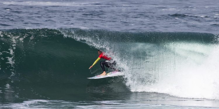 Circuito Nacional de Surf comienza a perfilar campeones nacionales en el Iquique Pro