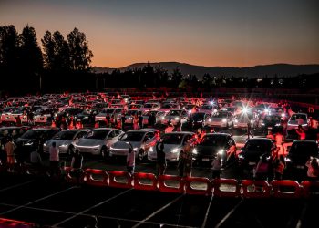 Show de luces logró record latinoamericano con 135 vehículos Tesla en Experiencia E