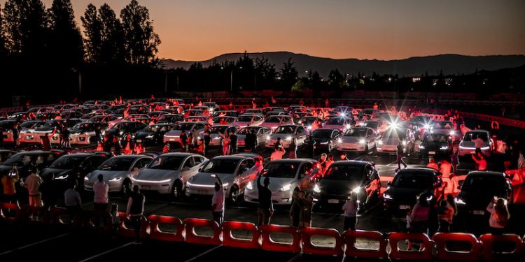 Show de luces logró record latinoamericano con 135 vehículos Tesla en Experiencia E