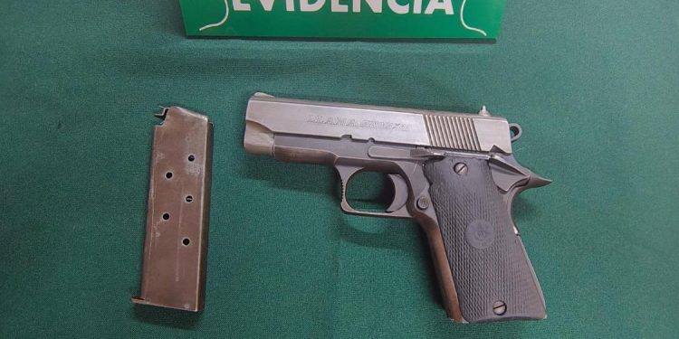 Carabineros incautó una pistola y detuvo a dos infractores