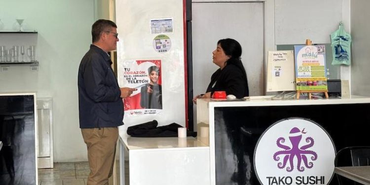 Trabajadores del comercio reciben información sobre sus derechos laborales durante las elecciones