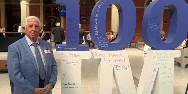 Patricio Sesnich Stewart recibió galardón en ceremonia oficial «100 Líderes Mayores 2025»