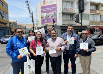 Locales del Barrio Comercial Baquedano reciben sello distintivo que refuerza su identidad