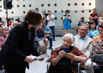 Siete décadas de trayectoria / U. de Chile otorga a Delfina Guzmán la Medalla al Mérito Cultural «Profesor Pedro de la Barra» 