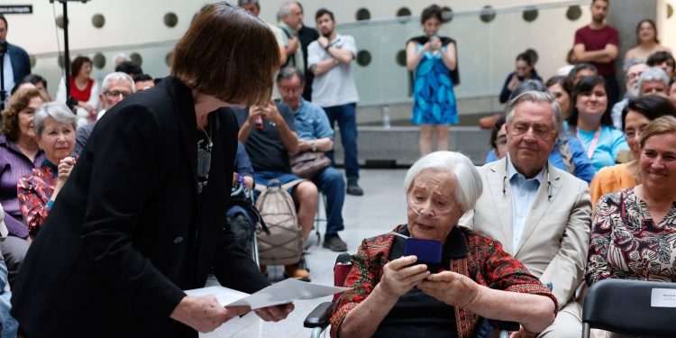 Siete décadas de trayectoria / U. de Chile otorga a Delfina Guzmán la Medalla al Mérito Cultural «Profesor Pedro de la Barra» 