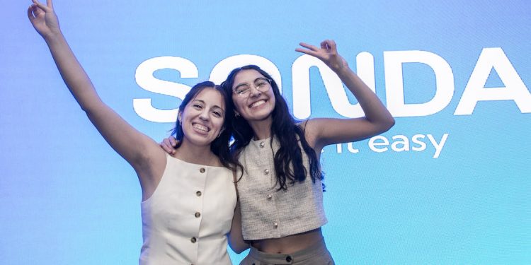 Estudiantes de la FCFM desarrollan plataforma que anticipa la demanda hospitalaria y gana el Healthcare Tech Challenge 2025 de SONDA