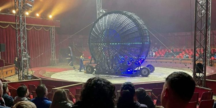 Acróbata chileno muere en show de motocicleta en circo de Italia