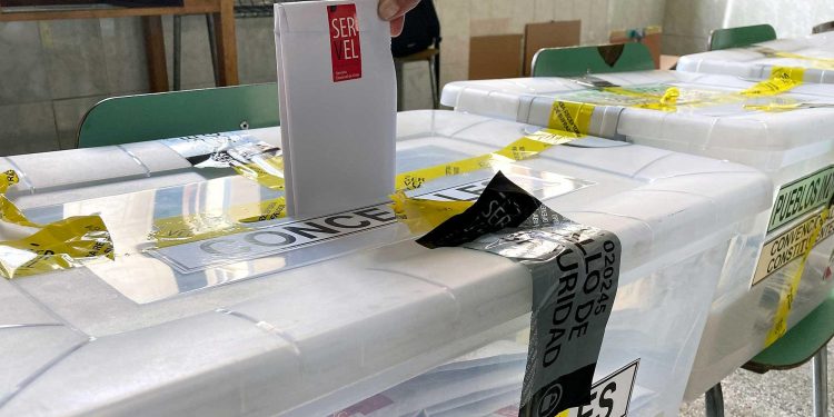 Especialistas U. de Chile entregan recomendaciones para las votaciones de este domingo
