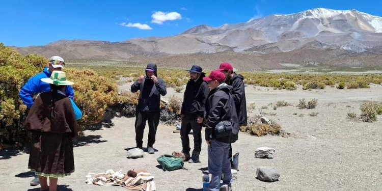 Comunidad de Enquelga junto a CONAF Tarapacá celebraron Día de la Montaña con talleres ancestrales y ascenso al Volcán Isluga