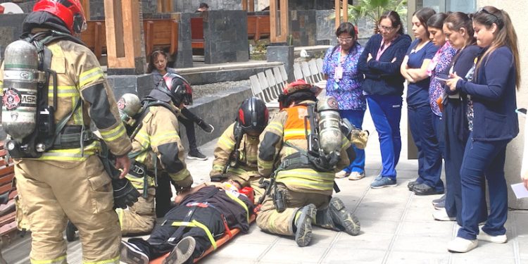 Trabajadores y usuarios del Hospital de Arica participaron en simulacro de terremoto
