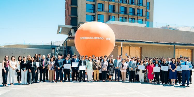 Futuro Tarapacá tuvo un exitoso cierre: Cerro Colorado | BHP entregó a jóvenes talentos de la región una visión actual de la minería