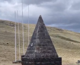 Monumento a los héroes del Combate de Sangrar en la sierra peruana