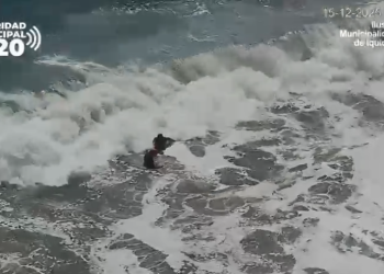 Hombre se lanzó al mar en Playa Brava para evitar detención