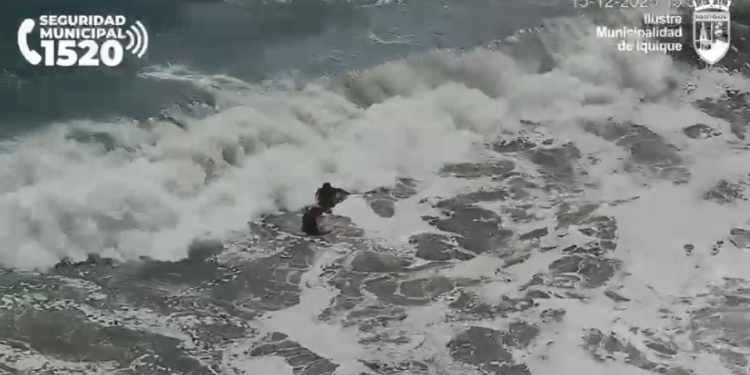 Hombre se lanzó al mar en Playa Brava para evitar detención