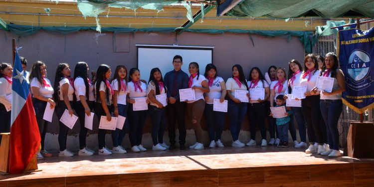 Anexo del Liceo CEIA licenció a alumnas de cuarto medio y de octavo básico