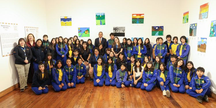 Estudiantes del Liceo Bicentenario Minero Juan Pablo II presentan obras inspiradas en Gabriela Mistral en Sala de Arte Casa Collahuasi