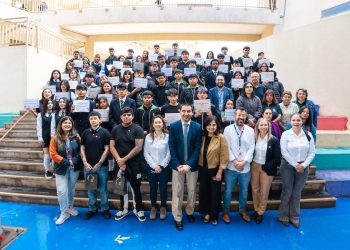 Lomas Bayas concluye con éxito el Programa Educación y Minería: Premió a 240 estudiantes del Liceo Politécnico Los Arenales
