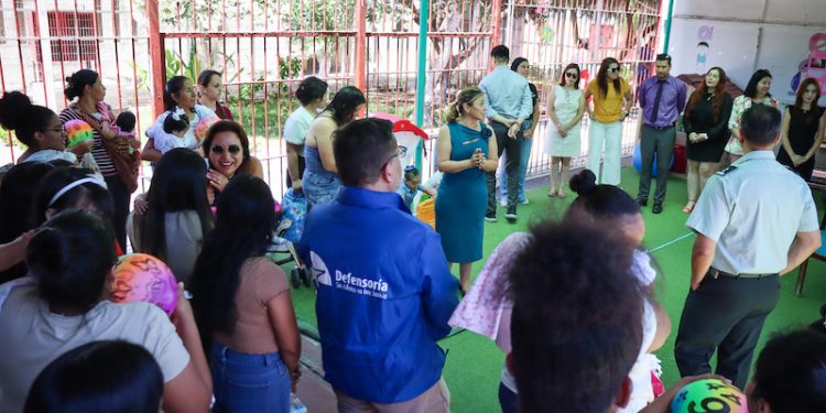 Tarapacá: Defensoría realizó tradicional entrega navideña a mujeres embarazadas y lactantes que viven con sus madres privadas de libertad