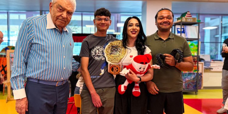 Stephanie Vaquer visita Teletón Santiago y entrega sus simbólicos cuernos subastados en la Lucatón 2025