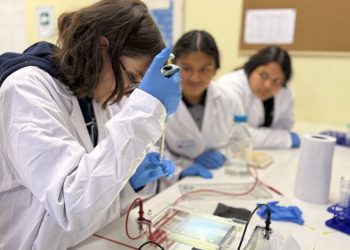 Escolares de Pozo Almonte investigan el pasado del desierto para comprender el clima del futuro en innovador taller de genómica y biodiversidad