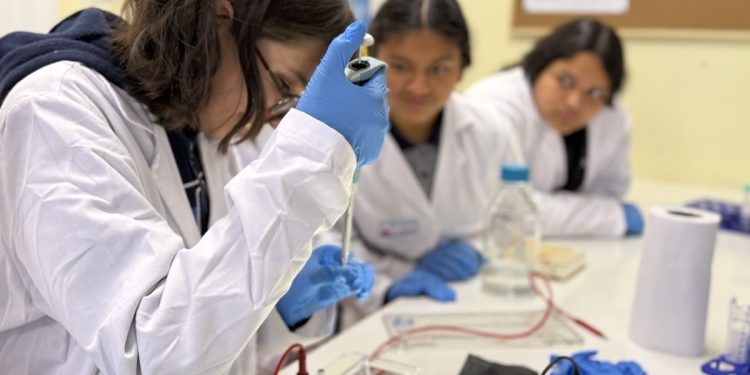 Escolares de Pozo Almonte investigan el pasado del desierto para comprender el clima del futuro en innovador taller de genómica y biodiversidad