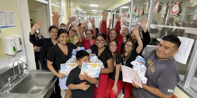 Neonatología del Hospital de Iquique despide con emoción a trillizos prematuros tras 50 días de cuidados