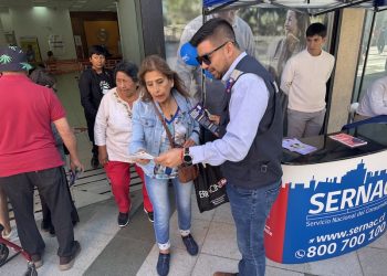 Stand informativo promueve una Navidad segura y un consumo responsable