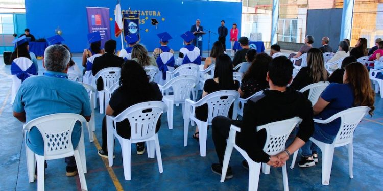 Jóvenes en proceso de reinserción cumplen nueva etapa al licenciarse de enseñanza básica y media