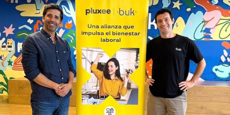 Buk y Pluxee se unen para transformar el bienestar laboral en Chile